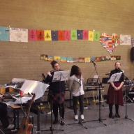 Die Lehrerband mit "We wish you a merry christmas" (mit Charlotte als Gast)