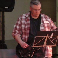 Herr Braun am Bass der Lehrerband.
